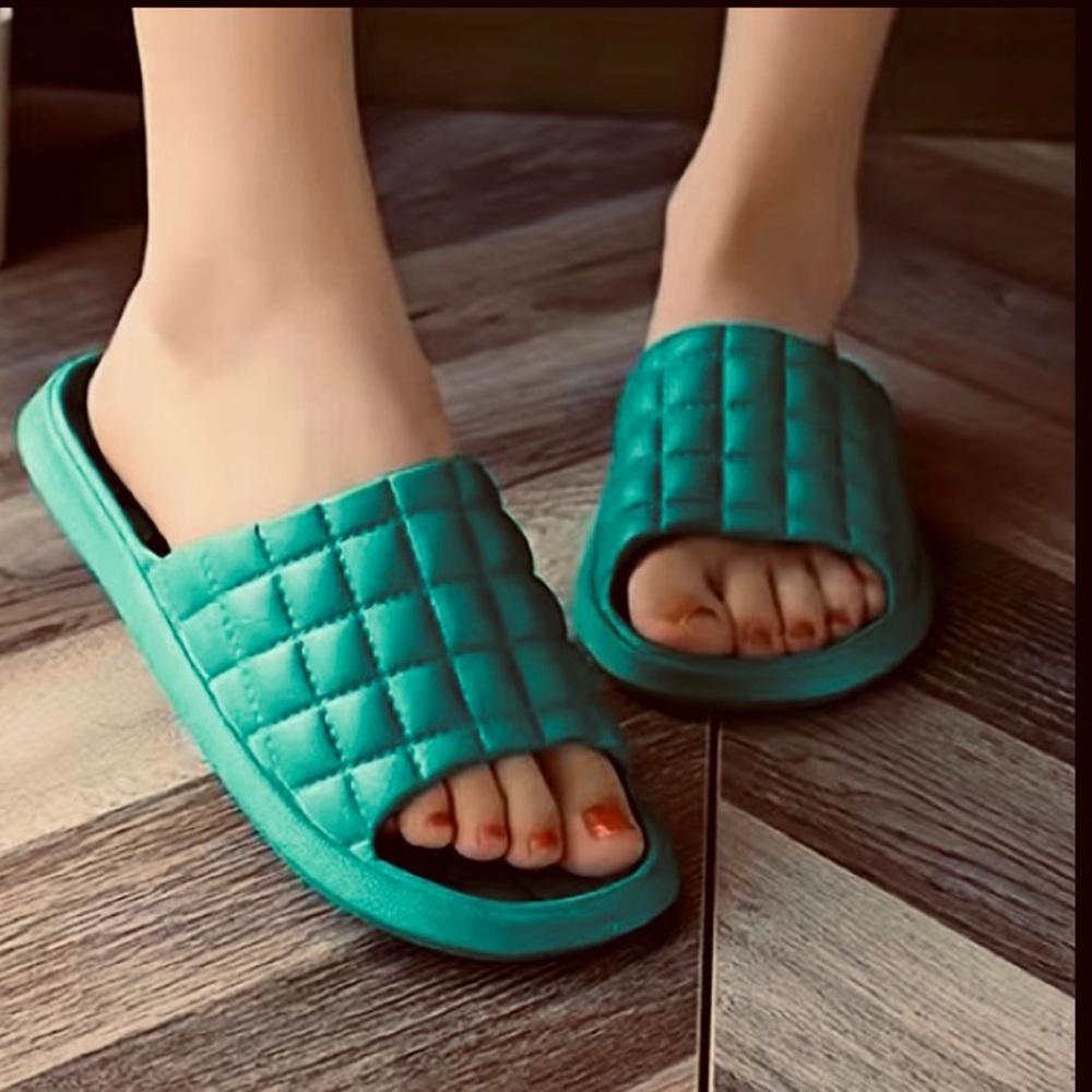 🆕QUILTED PILLOW CUSHION SANDALS: Teal size Women’s 7.5-8.